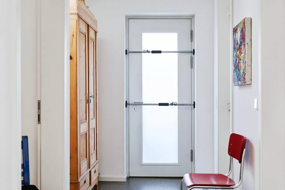 Verpackungsinhalt der Deckenstütze ST inklusive Zubehör und Montageanleitungen.