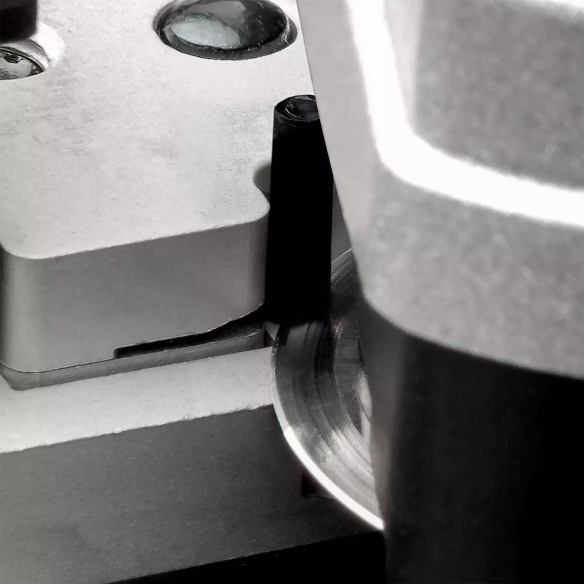 Zange zum Schneiden, Abisolieren und Crimpen von LWL Ø 2,2 mm für Toshiba-Stecker, mit Sicherheitsschneideinrichtung