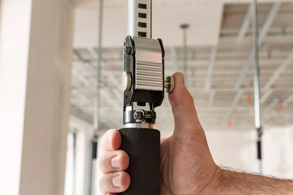 Sicht auf die Deckenstütze ST in verschiedenen Längen, verdeutlicht die Teleskopfunktion.