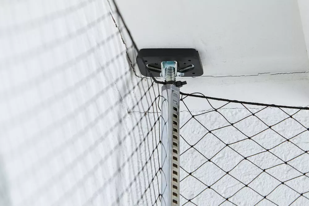 Anwendung der Deckenstütze ST beim Einbau von Deckenpaneelen, zeigt Nutzerfreundlichkeit.