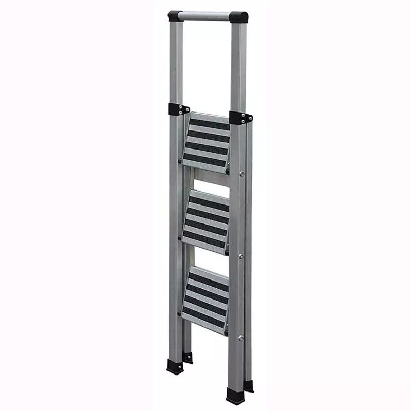 Detailansicht der rutschfesten, breiten Stufen der Klappleiter Step + Store