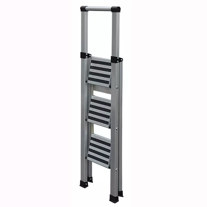Detailansicht der breiten Stufen der Klappleiter Step + Store